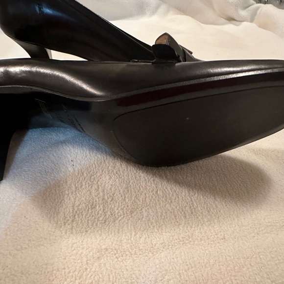 Ann Taylor Black pump with buckle decor. Size 9.5. New - Picture 3 of 3